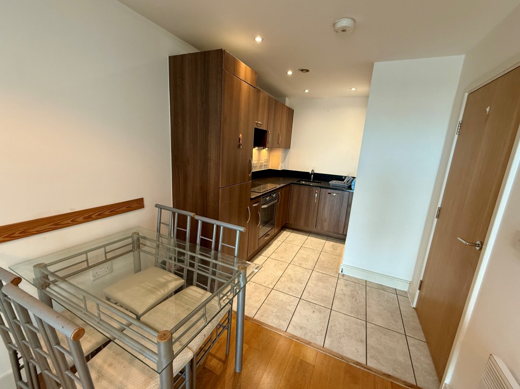 Lot: 77 - WELL PRESENTED FLAT WITH GOOD VIEWS - Dining area